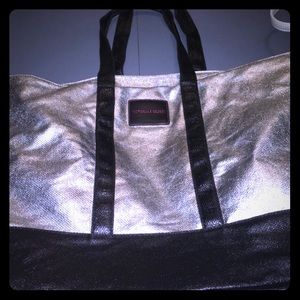 VS Silver/Black Weekender Bag GREAT FOR TRAVELING